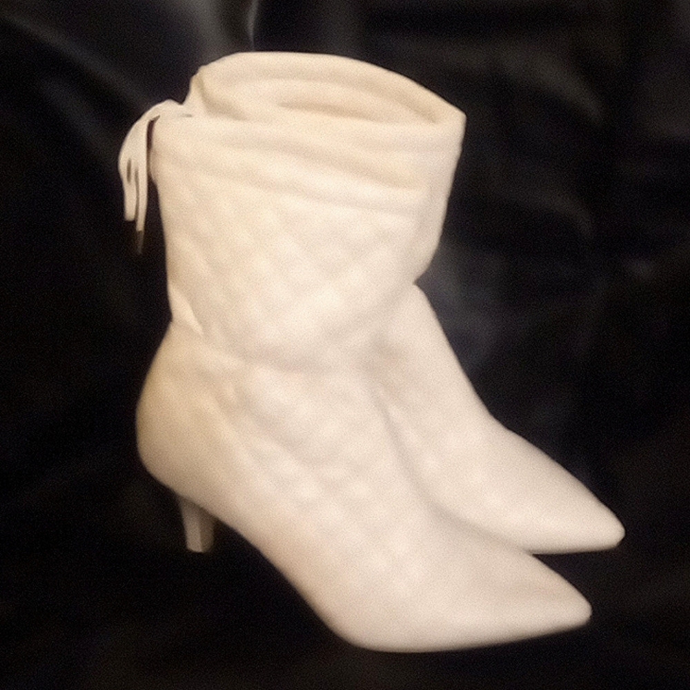 LDS SZ. 39 QUILTED VEGAN LEATHER BOOTS - CREAM - UNBRANDED